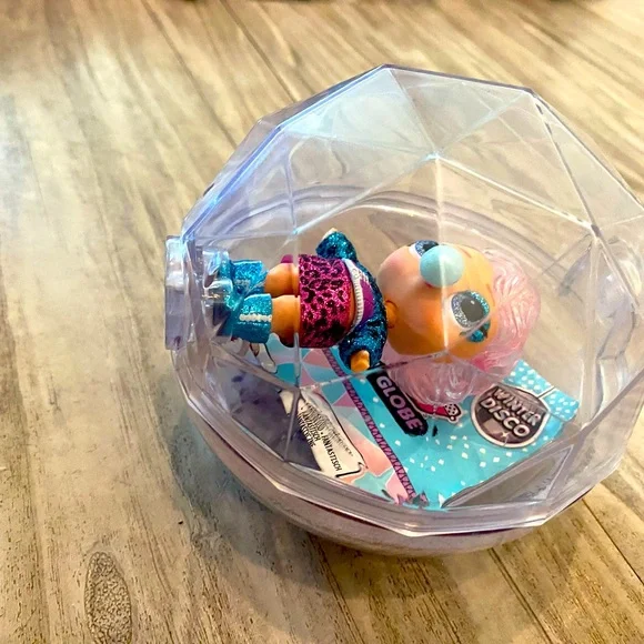 *Brand New* L.O.L Surprise Glitter Globe Doll - Snow Leopard only ever unboxed!! - Picture 1 of 14